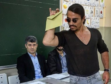 Ψήφισε και ο διάσημος Τούρκος σεφ που ρίχνει το αλάτι με τον δικό του τρόπο (φωτό, βίντεο)